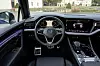 Ein Blick in das digitale Cockpit des Touareg R von Volkswagen