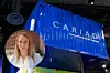 Porträt von Petra Clemens, CIO bei Cariad, vor einem blauen Container mit Cariad-Logo auf einer Messe.