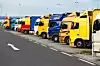 Diverse LKW auf einem Autobahn-Parkplatz