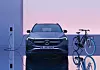Ein Mercedes-Benz EQA steht an einer Ladesäule neben einem Fahrrad