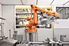 Ein orangenere Produktionsroboter der Firma ABB
