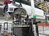 Batteriemontage und -einbau an einem BMW X5 xDrive45e im BMW-Werk Spartanburg.