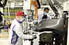 Zwei Mitarbeiter bei Volkswagen im Werk Zwickau verbauen das Frontend am ID.3.
