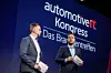 Die Chefredaktion der automotiveIT Pascal Nagel (l.) und Yannick Tiedemann eröffnen den 17. automotiveIT-Kongress in Berlin.