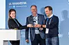Den Award in der Kategorie Electric Vehicle Ecosystem nehmen Kora Miethke (Renault) und Jan Winkler (The Mobility House Energy) in Empfang.
