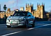 Ford Mustang Mach-E mit Sensoren fährt über die Westminster Bridge vor dem Parlament in London.