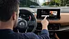 Mann steuert das Nissan-Infotainmentsystem über einen zentralen Touchscreen