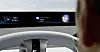 Display im Innenraum eines BMW iX3 mit aktivem BMW Intelligent Personal Assistant, Akkustand und Reichweitenanzeige.