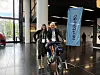 Ausstellerbereich der CMxC 2026 Corporate Mobility Conference in München mit nextbike-Stand, blauem nextbike-Banner, zwei Personen neben einem myRadl-Lastenrad oder Sharing-Bike, Corporate-Mobility-Lösung für Bike-Sharing, betriebliche Mobilität, Mobilitätsbudget, Mitarbeitenden-Benefits, nachhaltige Unternehmensmobilität, letzte Meile, Fahrradmobilität und multimodale Mobilitätsangebote im Hochhaus des Süddeutschen Verlags