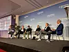 Podiumsdiskussion auf der CMxC 2026 Corporate Mobility Conference in München mit Moderator und fünf Panelteilnehmenden auf der Bühne vor Ultimamedia- und Süddeutscher-Verlag-Branding, Fachpanel zur Digital Journey in Corporate Mobility, Digitalisierung des Fuhrparkmanagements, Kostensteuerung, Klimaziele, Nutzererlebnis, Datenintegration, Schnittstellen, Echtzeitdaten und strategischem Mobilitätsmanagement, Konferenzbühne mit Präsentationsfolie und Publikumsperspektive