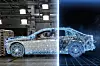 Das Bild zeigt ein Fahrzeug in Seitenansicht in einer Crashtest-Umgebung. Die linke Bildhälfte wirkt wie ein realer Prüfstand mit Beleuchtung, Messvorrichtungen und einer Crashbarriere vor der Fahrzeugfront. In der rechten Bildhälfte geht die Szene in eine digitale Darstellung über. Über dem Fahrzeug liegt ein leuchtendes, blaues Gitternetz, das die Karosserie, Räder und Fahrzeugkonturen als Simulationsmodell visualisiert. Eine helle vertikale Lichtlinie trennt den realen Testaufbau von der virtuellen Darstellung. Das Motiv verbindet reale Fahrzeugprüfung mit digitaler Crashsimulation und künstlicher Intelligenz.
