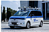Ein weiß-blauer Forschungs-Van der Technischen Universität München steht vor einem modernen Gebäude. Auf dem Dach sind mehrere Sensoren und Kameras montiert. An der Fahrzeugseite ist der Schriftzug „TUM EDGAR“ zu sehen.