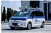 Ein weiß-blauer Forschungs-Van der Technischen Universität München steht vor einem modernen Gebäude. Auf dem Dach sind mehrere Sensoren und Kameras montiert. An der Fahrzeugseite ist der Schriftzug „TUM EDGAR“ zu sehen.