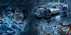 Digitale Darstellung einer vernetzten Fahrzeugentwicklung mit virtuellem Elektroauto, Produktionsanlage, Robotern und einem Ingenieur an einer holografischen Benutzeroberfläche.
