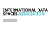 Logo der International Data Spaces Association auf weißem Hintergrund. Alle Schriften in Versalien, International Data Spaces in schwarz und fett, Association in blau und normaler Schriftdicke, zwischen Data und Spaces ein Zeilenumbruch. In einer dritten Zeile sieht man unter Spaces mit etwas Abstand nach unten fünf Linien, die aussehen wie ein Notensystem