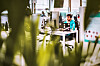 Softwareentwickler sitzt in einem Großraumbüro an einem Laptop und arbeitet zwischen mehreren Monitoren an seinem Arbeitsplatz.
