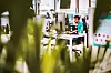Softwareentwickler sitzt in einem Großraumbüro an einem Laptop und arbeitet zwischen mehreren Monitoren an seinem Arbeitsplatz.