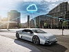 Silbernes Elektro-Sportcoupé vor Glasgebäuden mit digitaler Wolken- und Ladegrafik.