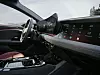 Innenraum eines modernen Fahrzeugs mit Digitalcockpit, Lenkrad und Mittelkonsole.