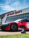 Kleiner Racer, großer KI-Test: Beim DeepRacer Cup zeigen die Modelle auf der Strecke, ob das zuvor trainierte KI-Modell auch unter realen Bedingungen funktioniert.