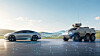 Helle, breitformatige KI-erstellte Konzeptdarstellung zum automotiveIT Salon „automotiveIT meets defenceIT“: Links steht ein bewusst markenneutral gestaltetes, silbernes Konzeptfahrzeug mit glatter, moderner Karosserie, dunklen Scheiben und aerodynamischer Silhouette. Rechts befindet sich ein einzelnes, klar erkennbares gepanzertes militärisches Radfahrzeug mit sechs Rädern, kantiger Schutzkarosserie, Kameras, Sensoren und Kommunikationsantennen auf dem Dach. Beide Fahrzeuge stehen sich auf einer offenen, ebenen Fläche vor einer zurückhaltenden Landschaft aus grünen Hügeln und einem hellblauen Himmel gegenüber. Zwischen dem zivilen Pkw und dem Defence-Fahrzeug verlaufen leuchtende blaue Datenlinien, vernetzte Punkte und digitale Strukturen, die einen sicheren Informationsaustausch und die Annäherung zweier industrieller IT-Welten symbolisieren. Weitere Netzlinien auf dem Boden verbinden beide Seiten und stehen für gemeinsame digitale Infrastrukturen, Datenräume, Lieferketten, Cloud-, Edge- und On-Premises-Systeme sowie übergreifende Governance- und Sicherheitsmodelle. Das Motiv greift die Leitfrage auf, was die IT-Welten von Automotive und Defence gemeinsam haben und wo sie sich unterscheiden. Es verweist zugleich auf die Fragen: Warum nähern sich Automotive- und Defence-IT an? Welche Erfahrungen lassen sich zwischen beiden Industrien übertragen? Wo erfordern Regulierung, Geheimschutz, Exportkontrollen und besondere Sicherheitsanforderungen eigene Lösungen? Wie verändern AI und Agentic AI industrielle Lieferketten? Wie weit dürfen KI-Systeme Aufgaben planen, Daten aus verschiedenen Quellen verknüpfen und innerhalb definierter Grenzen eigenständig handeln? Wie lassen sich autonome Disposition, Ausnahmebehandlung, Risikoscoring und Anomalieerkennung sicher einsetzen? Wie bleiben Entscheidungen auditierbar, nachvollziehbar und durch Human-in-the-Loop-Modelle kontrollierbar? Können Catena-X und defenceX voneinander profitieren? Welche technischen Bausteine, Datenmodelle, Identitätsdienste, Standards und Governance-Strukturen lassen sich wiederverwenden? Wo sind gemeinsame Datenräume möglich, und welche Strukturen müssen branchenspezifisch bleiben? Welche IT-Architekturen funktionieren in kritischen Umfeldern? Wie lassen sich Plattformisierung, modulare Systeme, souveräne Cloud-Ansätze, Edge-Infrastrukturen und On-Premises-Lösungen miteinander verbinden? Welche Betriebsmodelle gewährleisten Resilienz, Cyber-Security, Datensouveränität, langfristige Wartbarkeit und hohe Verfügbarkeit? Und was können Automotive und Defence bei der digitalen Transformation, der Absicherung komplexer Lieferketten und dem Aufbau widerstandsfähiger industrieller IT voneinander lernen?