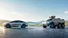 Helle, breitformatige KI-erstellte Konzeptdarstellung zum automotiveIT Salon „automotiveIT meets defenceIT“: Links steht ein bewusst markenneutral gestaltetes, silbernes Konzeptfahrzeug mit glatter, moderner Karosserie, dunklen Scheiben und aerodynamischer Silhouette. Rechts befindet sich ein einzelnes, klar erkennbares gepanzertes militärisches Radfahrzeug mit sechs Rädern, kantiger Schutzkarosserie, Kameras, Sensoren und Kommunikationsantennen auf dem Dach. Beide Fahrzeuge stehen sich auf einer offenen, ebenen Fläche vor einer zurückhaltenden Landschaft aus grünen Hügeln und einem hellblauen Himmel gegenüber. Zwischen dem zivilen Pkw und dem Defence-Fahrzeug verlaufen leuchtende blaue Datenlinien, vernetzte Punkte und digitale Strukturen, die einen sicheren Informationsaustausch und die Annäherung zweier industrieller IT-Welten symbolisieren. Weitere Netzlinien auf dem Boden verbinden beide Seiten und stehen für gemeinsame digitale Infrastrukturen, Datenräume, Lieferketten, Cloud-, Edge- und On-Premises-Systeme sowie übergreifende Governance- und Sicherheitsmodelle. Das Motiv greift die Leitfrage auf, was die IT-Welten von Automotive und Defence gemeinsam haben und wo sie sich unterscheiden. Es verweist zugleich auf die Fragen: Warum nähern sich Automotive- und Defence-IT an? Welche Erfahrungen lassen sich zwischen beiden Industrien übertragen? Wo erfordern Regulierung, Geheimschutz, Exportkontrollen und besondere Sicherheitsanforderungen eigene Lösungen? Wie verändern AI und Agentic AI industrielle Lieferketten? Wie weit dürfen KI-Systeme Aufgaben planen, Daten aus verschiedenen Quellen verknüpfen und innerhalb definierter Grenzen eigenständig handeln? Wie lassen sich autonome Disposition, Ausnahmebehandlung, Risikoscoring und Anomalieerkennung sicher einsetzen? Wie bleiben Entscheidungen auditierbar, nachvollziehbar und durch Human-in-the-Loop-Modelle kontrollierbar? Können Catena-X und defenceX voneinander profitieren? Welche technischen Bausteine, Datenmodelle, Identitätsdienste, Standards und Governance-Strukturen lassen sich wiederverwenden? Wo sind gemeinsame Datenräume möglich, und welche Strukturen müssen branchenspezifisch bleiben? Welche IT-Architekturen funktionieren in kritischen Umfeldern? Wie lassen sich Plattformisierung, modulare Systeme, souveräne Cloud-Ansätze, Edge-Infrastrukturen und On-Premises-Lösungen miteinander verbinden? Welche Betriebsmodelle gewährleisten Resilienz, Cyber-Security, Datensouveränität, langfristige Wartbarkeit und hohe Verfügbarkeit? Und was können Automotive und Defence bei der digitalen Transformation, der Absicherung komplexer Lieferketten und dem Aufbau widerstandsfähiger industrieller IT voneinander lernen?