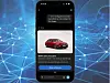 Smartphone mit geöffnetem ChatGPT-Dialog, in dem ein roter BMW 320i auf Basis einer Texteingabe konfiguriert und mit Preis sowie Verbrauchsdaten angezeigt wird. Im Hintergrund sind digitale Fahrzeugkonturen und vernetzte Linien zu sehen.