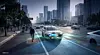 Ein Volkswagen-Fahrzeug fährt durch dichten Stadtverkehr. Digitale Markierungen visualisieren die Erkennung von Fahrspuren, Autos, Radfahrern und weiteren Verkehrsteilnehmern durch automatisierte Fahrsysteme.