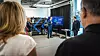 Technische Präsentation im neuen CARIAD-Campus in Berlin vor einem Erprobungsfahrzeug für automatisiertes Fahren und mehreren Laboraufbauten.