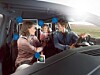 Drei Personen in einem Auto, mit blauen Markierungen über den Gesichtern und im Innenraum.