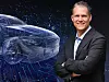 Jonas von Malottki, künftiger CIO von Mercedes-Benz, steht vor einer digital dargestellten Mercedes-Limousine und einem Hintergrund aus blauen Datenpunkten und Leiterbahnen.