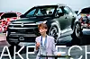 Hauke Stars spricht auf einer Bühne vor einem Volkswagen-SUV und dem Schriftzug