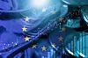 EU-Flagge über Münzen und Börsengrafik als Finanz- und Euro-Wirtschaftsmotiv.