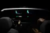 Blick aus dem Fahrzeuginnenraum bei Nacht auf ein digitales Cockpit. Auf der Windschutzscheibe werden Fahrinformationen und eine virtuelle Spurführung als 3D-AR-Head-up-Display eingeblendet.
