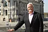 Robotaxis könnten zukünftig vermehrt das Stadtbild in Deutschland prägen. DVR-Präsident Manfred Wirsch erklärt im Interview unter anderem, wie sich der Sicherheitsgewinn autonomer Fahrzeuge belastbar nachweisen lässt und welche Anforderungen vor dem Regelbetrieb gelten sollten.