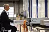 Mitarbeiter an einer industriellen Steuerung mit Kabeln in einer hellen Fabrikhalle bei Audi.