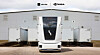 Autonomer Einride-Lkw vor einem Logistikgebäude, darüber die Logos von Einride und Nvidia.