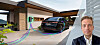 Schwarzes Elektroauto vor einem modernen Haus mit Carport, rechts ein eingeblendetes Porträt eines Mannes.