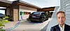 Schwarzes Elektroauto vor einem modernen Haus mit Carport, rechts ein eingeblendetes Porträt eines Mannes.