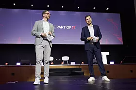 Pascal Nagel (l.) und Yannick Tiedemann eröffnen den automotiveIT Kongress 2026 in Ingolstadt. Zum Auftakt sprechen sie über die veränderte Rolle der IT als Wettbewerbsfaktor in der Automobilindustrie.