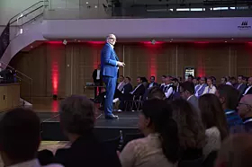 BMW-CIO Dr. Franz Decker erläutert auf dem automotiveIT Kongress 2026, wie der Konzern KI-Projekte nach ihrem wirtschaftlichen Nutzen priorisiert. Sein Ziel ist es, aus künstlicher Intelligenz einen Wachstumsmotor für Wirtschaft und Gesellschaft zu machen.