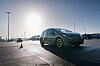 VW mit der Aufschrift „Automated Factory Pilot by CARIAD“ auf dem AutoLog-Testgelände in Emden, mit Verkehrskegeln und weiteren Fahrzeugen im Hintergrund.