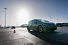 VW mit der Aufschrift „Automated Factory Pilot by CARIAD“ auf dem AutoLog-Testgelände in Emden, mit Verkehrskegeln und weiteren Fahrzeugen im Hintergrund.
