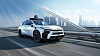 Visualisierung eines weißen Toyota bZ4X mit Waymo-Schriftzug und Sensoraufbauten auf einer Brücke.