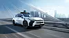 Visualisierung eines weißen Toyota bZ4X mit Waymo-Schriftzug und Sensoraufbauten auf einer Brücke.