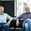 Jörn Messner und Frank Loydl sitzen auf einem Sofa