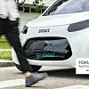 Ein Smart-Konzeptfahrzeug hält an einem Zebrastreifen.