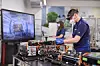 Ein Mitarbeiter von BMW wird im Bereich Elektromobilität geschult.