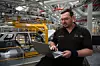 JLR schult seine Mitarbeiter in Sachen Data, um die Effizienz in der Produktion zu erhöhen. | Ein mann in einer Autofabrik vor einem Laptop.