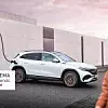 Eine Frau blickt über die Schulter auf einen weißen Mercedes-Benz EQA, der an einer Schnellladesäule von Ionity lädt.